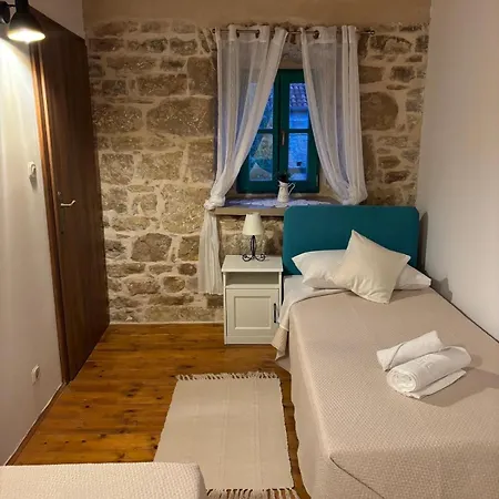 Vila Kamenita *